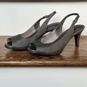 Peep-toe slingback pump with glitter fabric sz 8.5 Life Strides Soft System .
